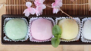 daifuku mochi japanese dessert and hot tea.