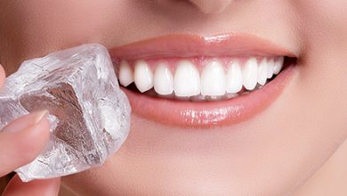 chewing on ice isnt good for your teeth featured img