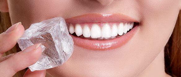 chewing on ice isnt good for your teeth featured img