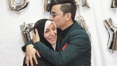 mohsen ebrahimzadeh with his mother